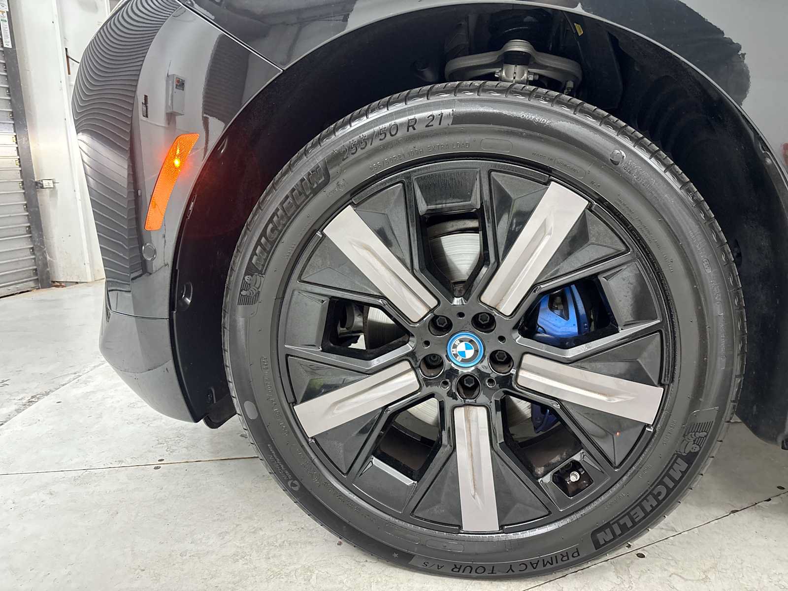 Used 2024 BMW iX xDrive50 w/ Sport Package AWD/4WD image 18