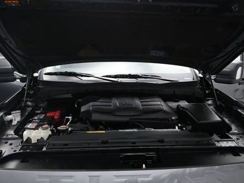 Used 2024 Nissan Titan SV w/ SV Convenience Package image 5