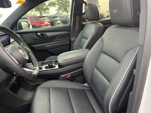 Used 2025 Buick Enclave Sport Touring w/ Power Package FWD image 8