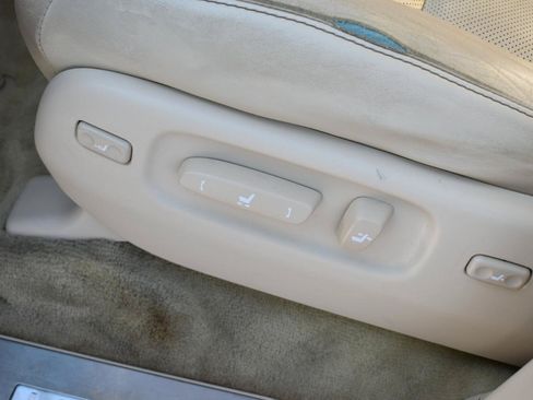 Used 2013 Lexus LX 570 4WD w/ Luxury Pkg image 17