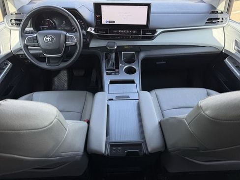 Used 2025 Toyota Sienna XLE FWD image 11