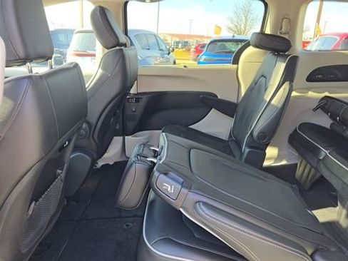 Certified 2022 Chrysler Pacifica Limited image 27