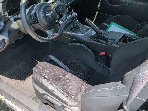 Used 2023 Toyota GR86 Premium w/ ALL Weather Mat Package (TMS) RWD image 5