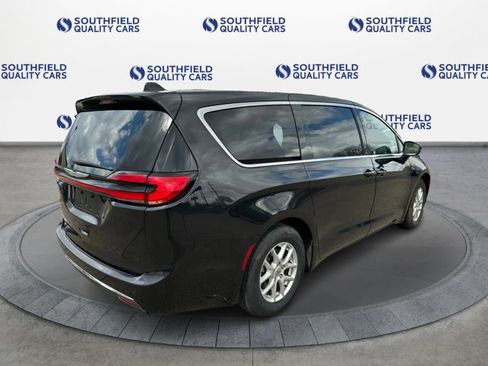 Used 2023 Chrysler Pacifica Touring-L FWD image 7