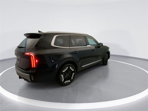 Used 2024 Kia Telluride EX w/ EX Captain's Chair Package image 4