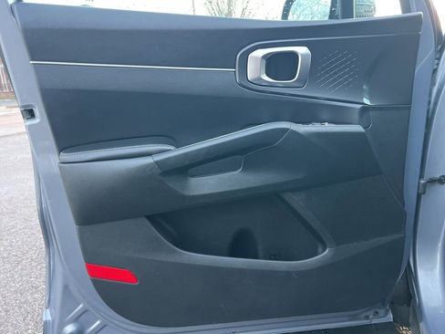 Used 2022 Kia Sorento LX image 9