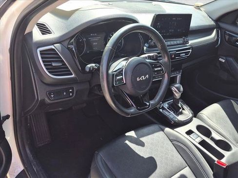 Used 2022 Kia Seltos SX w/ Sunroof Package AWD/4WD image 3