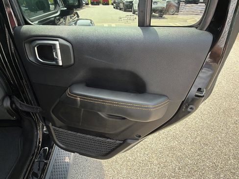 Used 2025 Jeep Wrangler Unlimited Sahara AWD/4WD image 20