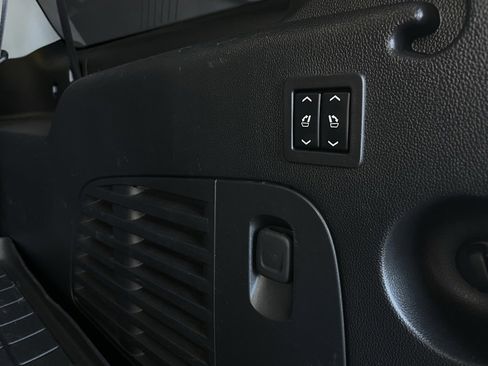 Used 2017 Cadillac Escalade ESV Base image 19