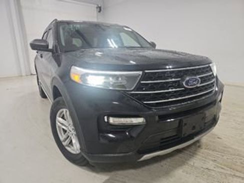 Used 2022 Ford Explorer XLT w/ Equipment Group 202A AWD/4WD image 3