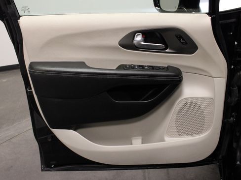 Used 2024 Chrysler Pacifica Touring-L FWD image 19