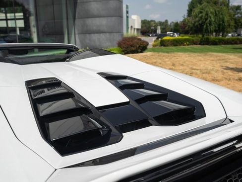Used 2020 Lamborghini Huracan EVO image 28