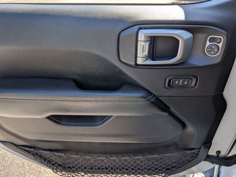 Used 2020 Jeep Wrangler Unlimited Sahara image 12