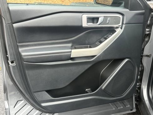 Used 2022 Ford Explorer XLT image 12