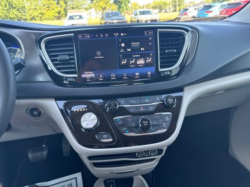 Used 2023 Chrysler Pacifica Touring-L FWD image 17