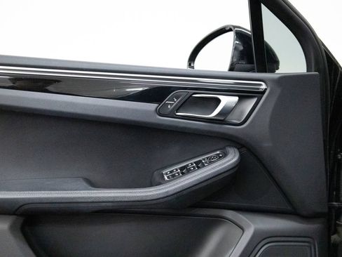 Certified 2018 Porsche Macan AWD/4WD image 21