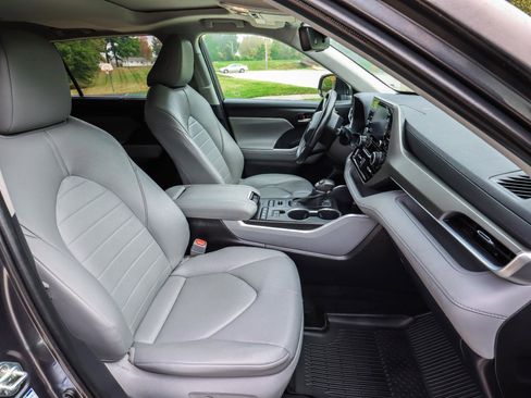 Used 2020 Toyota Highlander XLE image 44