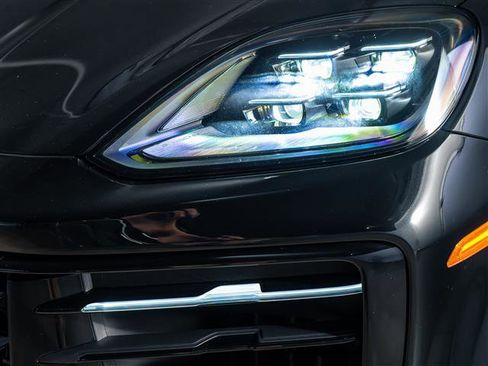 Certified 2025 Porsche Cayenne Coupe image 12