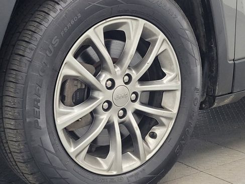 Used 2021 Jeep Cherokee Latitude Plus FWD image 31