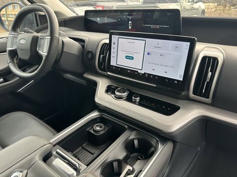 Used 2025 Ford Expedition Active image 5