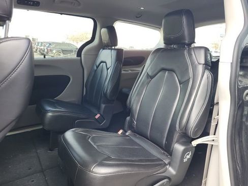 Used 2023 Chrysler Pacifica Touring-L image 11