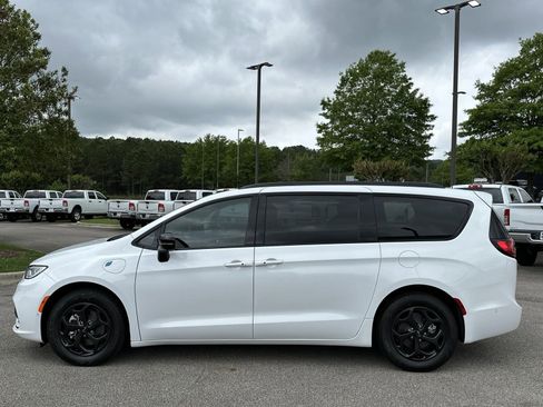 New 2024 Chrysler Pacifica Premium image 4