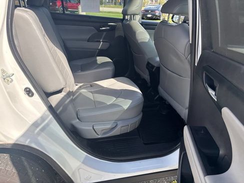 Used 2022 Toyota Highlander XLE AWD/4WD image 32