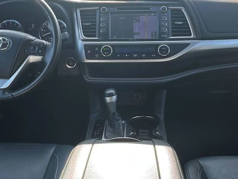 Used 2014 Toyota Highlander XLE image 14