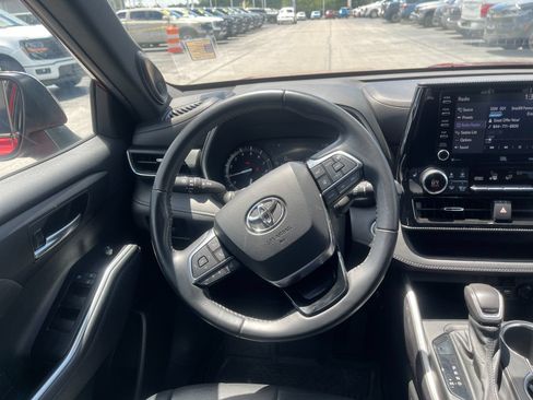 Used 2021 Toyota Highlander XSE FWD image 16