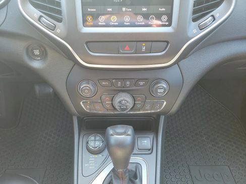 Used 2022 Jeep Cherokee Trailhawk w/ Comfort/Convenience Group image 14