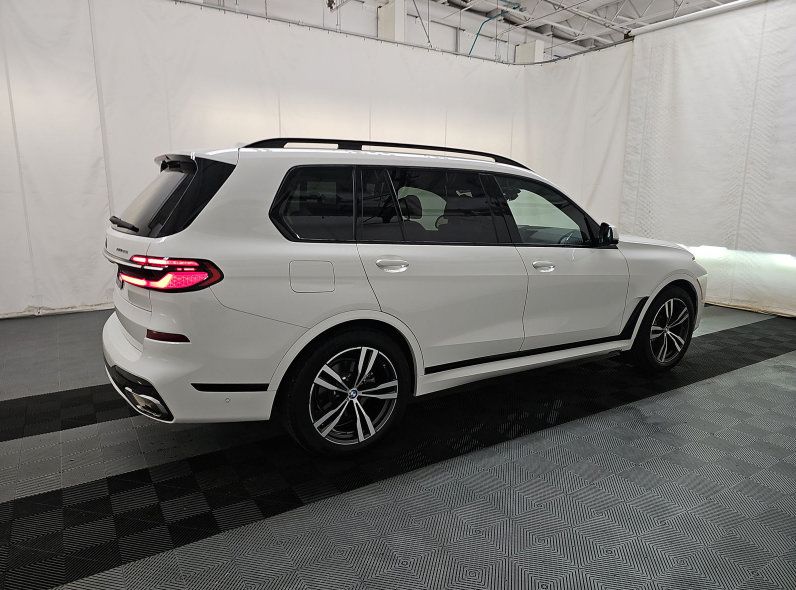 Used 2024 BMW X7 xDrive40i w/ M Sport Package AWD/4WD image 6