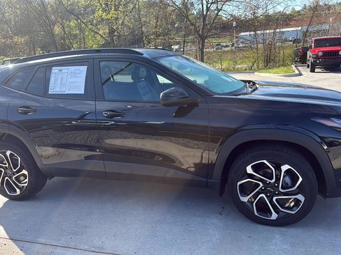 Used 2025 Chevrolet Trax RS w/ Driver Confidence Package FWD image 2