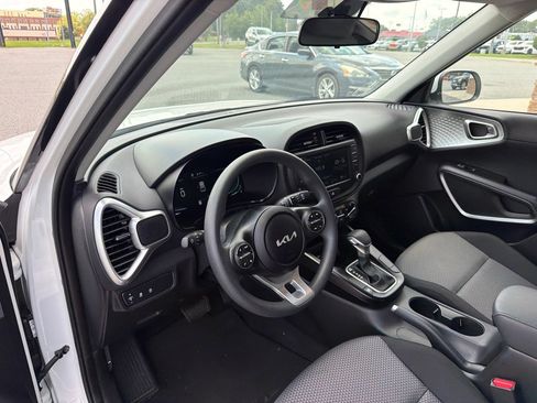 Used 2025 Kia Soul LX w/ LX Technology Package FWD image 4