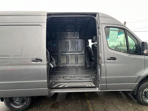 Used 2022 Mercedes-Benz Sprinter 2500 image 9