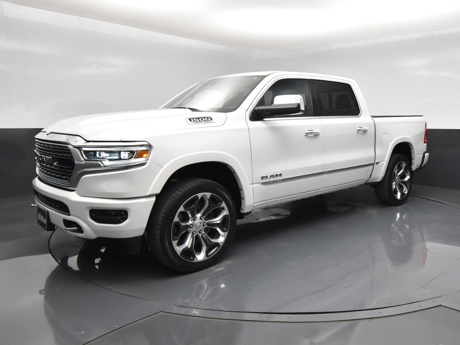 Used 2019 RAM 1500 Limited AWD/4WD image 2