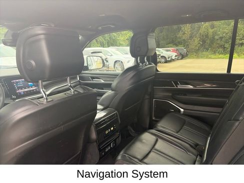 Used 2022 Jeep Wagoneer Series II AWD/4WD image 12