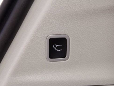 Used 2024 Chrysler Pacifica Touring-L image 24