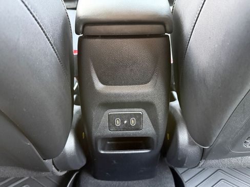 Used 2024 Hyundai Venue Limited FWD image 14