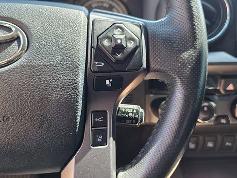 Used 2018 Toyota Tacoma TRD Off-Road w/ Technology Package AWD/4WD image 31