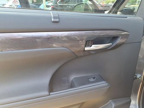Used 2023 Toyota Highlander Platinum FWD image 6