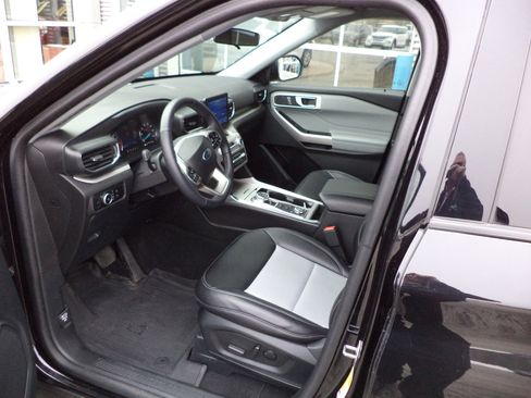Used 2024 Ford Explorer XLT w/ Equipment Group 202A AWD/4WD image 2