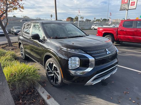 Used 2024 Mitsubishi Outlander SE Black Edition image 1