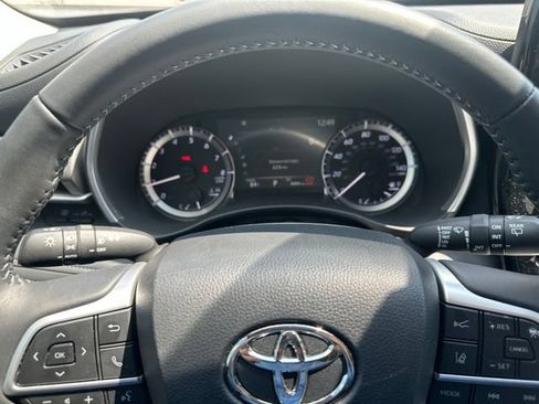 Certified 2025 Toyota Highlander XLE AWD/4WD image 9