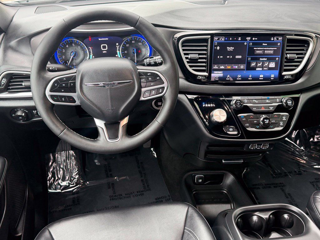 Used 2025 Chrysler Pacifica Select FWD image 16