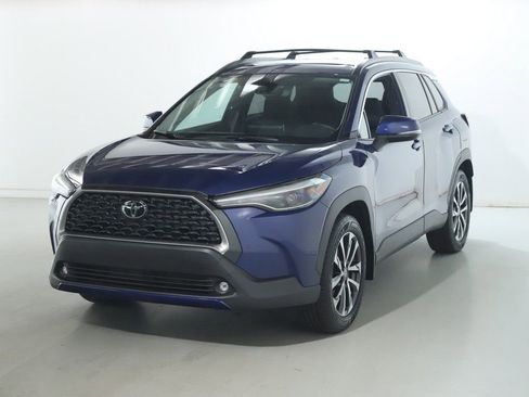 Used 2022 Toyota Corolla Cross XLE w/ Convenience Package AWD/4WD image 4