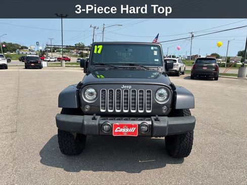 Used 2017 Jeep Wrangler Unlimited Sahara w/ Connectivity Group AWD/4WD image 10