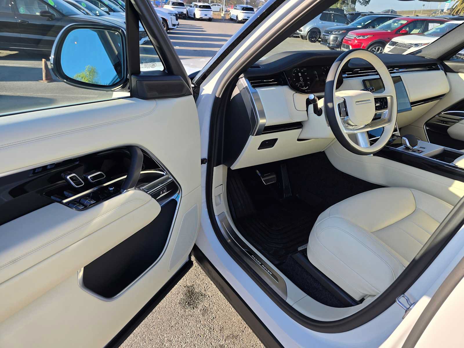New 2025 Land Rover Range Rover Long Wheelbase SE AWD/4WD image 19