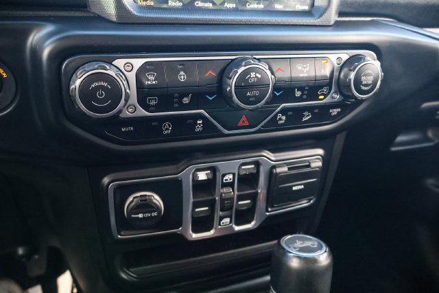 Used 2019 Jeep Wrangler Unlimited Sahara w/ Dual Top Group AWD/4WD image 12