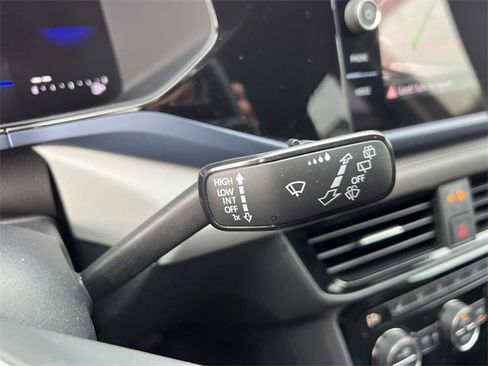 Used 2024 Volkswagen Taos SE image 29