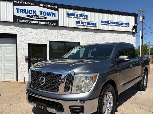 Used 2018 Nissan Titan SV RWD image 1